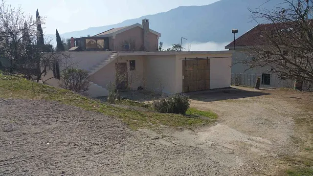 Zum Verkauf steht ein Haus mit großem Grundstück in Dobrota, — photo 20